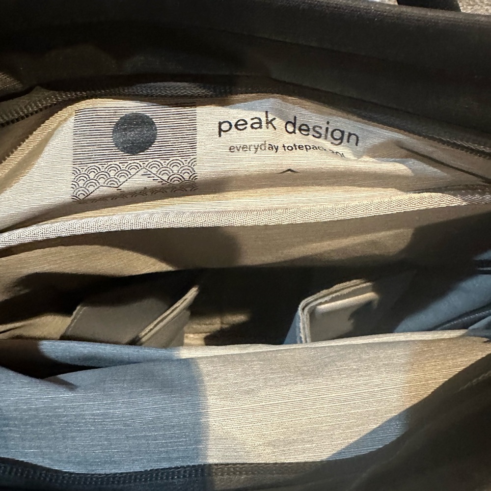 Peak Design Modern Black Men's Backpack - Picture 4 of 7